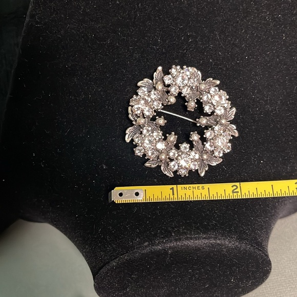 VINTAGE RHINESTONE FLORAL WREATH BROOCH - Picture 6 of 7